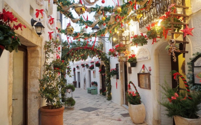 Visiting Locorotondo and Alberobello at Christmas: A Magical Tradition