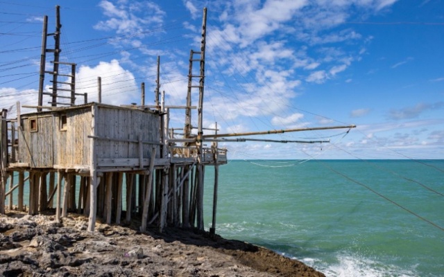 The "trabucchi" of the Gargano: poetry suspended over the sea   